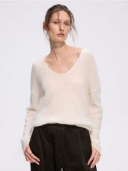 Sweter z dodatkiem moheru i wełny - kremowy. Białe swetry Reserved, l, bez wzorów, z dzianiny, bez ramiączek. Za 199.99 zł.