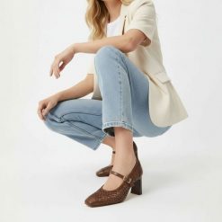 Czółenka damskie Hispanitas, z łączonych materiałów z ażurową cholewką o plecionym wykończeniu i paskiem, brązowe, RHV264609 Soho-V26. Brązowe czółenka Hispanitas, w ażurowe wzory, z materiału, bez obcasa, na słupku, bez zapięcia. Za 589.00 zł.