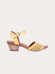 Bueno Skórzane sandały w kolorze żółtym rozmiar: 38. Żółte sandały Bueno, bez wzorów, z otwartym noskiem, bez obcasa, na koturnie, bez zapięcia. Za 91.56 zł.