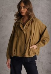 Zielona Oversizowa Kurtka Przejściowa o Kroju Bombki z Bawełny i Wiskozy Birana. Zielone kurtki Renee, l, bez wzorów, z bawełny, z kapturem. Za 189.99 zł.