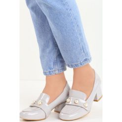 Szare Mokasyny Greedo. Szare mokasyny Born2be, w paski, ze skóry. Za 49.99 zł.