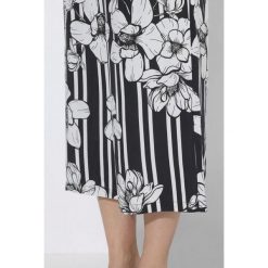 Damskie Spodnie palazzo paski z motywem kwiatów szeroka nogawka elastyczny pas. Czarne spodnie dresowe Ulla Popken, bez wzorów, z materiału, długie. Za 239.99 zł.