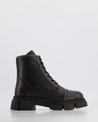 SKÓRZANE BOTKI 22199 BLACK-KHA. Czarne botki Venezia, bez wzorów, ze skóry, bez obcasa, bez zapięcia. Za 199.00 zł.