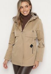 Ciemnobeżowa Kurtka Parka z Kapturem i Kieszeniami z Możliwością Ściągnięcia w Talii Kailisse. Brązowe kurtki Born2be, l, bez wzorów, z materiału, z kapturem. W wyprzedaży za 314.49 zł.