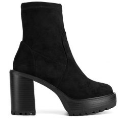 Botki Nine West. Czarne botki Nine West, bez wzorów, bez obcasa, na słupku, bez zapięcia. Za 209.99 zł.