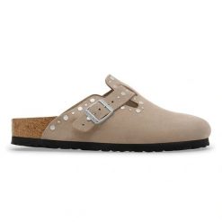 BIRKENSTOCK Boston Rivet LEVE Taupe Klapki damskie. Brązowe klapki Birkenstock, bez wzorów, z materiału, eleganckie, bez obcasa, bez zapięcia. Za 689.99 zł.