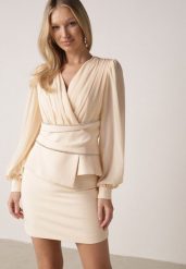 Beżowa Bluzka Kopertowa VICES z Dekoltem V Bufiastymi Rękawkami i Zaakcentowanymi Ramionami Tine. Brązowe bluzki Born2be, l, bez wzorów, z jeansu, eleganckie, bez kołnierzyka, bez ramiączek. Za 179.99 zł.