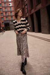Sweter z kołnierzykiem beżowy. Brązowe swetry MOODO, l, bez wzorów, z bawełny, bez ramiączek. Za 129.99 zł.