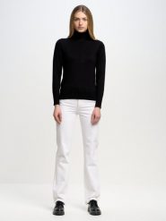 Sweter damski z golfem czarny Charlinka 906. Czarne swetry BIG STAR, l, z aplikacjami, z dzianiny, biznesowe, bez ramiączek. W wyprzedaży za 139.99 zł.
