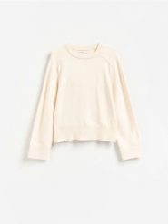 Sweter z domieszką modalu - kremowy. Białe swetry Reserved, l, bez wzorów, z dzianiny, bez ramiączek. Za 119.99 zł.