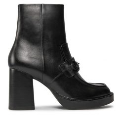 Botki Tamaris. Czarne botki Tamaris, bez wzorów, bez obcasa, na słupku, bez zapięcia. Za 319.99 zł.