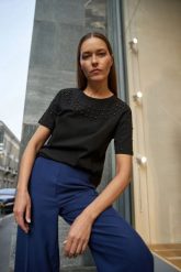 Bluzka z koralikami czarna. Czarne bluzki MOODO, l, bez wzorów, z bawełny, bez kołnierzyka, bez ramiączek. Za 69.99 zł.