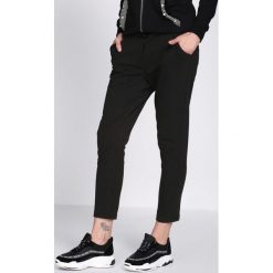 Czarne Spodnie Dresowe Walk Free. Spodnie dresowe marki bonprix. Za 34.99 zł.