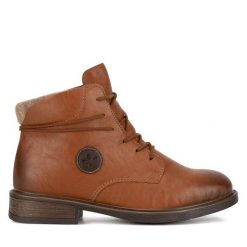 Botki Rieker. Brązowe botki Rieker, bez wzorów, bez obcasa, na płaskiej podeszwie, bez zapięcia. Za 265.99 zł.
