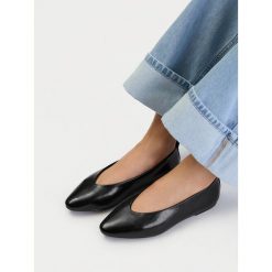 Baleriny JENNY. Czarne baleriny Jenny, bez wzorów, bez obcasa, bez zapięcia. Za 99.99 zł.