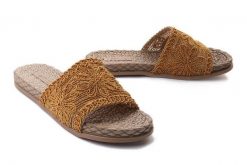ARTIKER RELAKS 52C1156 orange, klapki damskie. Brązowe klapki Artiker Relaks, bez wzorów, bez obcasa, na obcasie, bez zapięcia. Za 94.99 zł.
