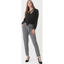 Czarne Spodnie Amalfi. Czarne spodnie materiałowe Born2be, bez wzorów, z materiału, długie. Za 49.99 zł.