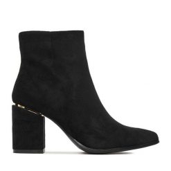 Botki DeeZee. Czarne botki DeeZee, bez wzorów, bez obcasa, na słupku, bez zapięcia. Za 199.99 zł.