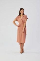 Elegancka sukienka ołówkowa z kołnierzem różana. Czerwone sukienki Stylove, do pracy, s, bez wzorów, z elastanu, biznesowe, bez kołnierzyka, bez ramiączek, midi, dopasowane. Za 349.00 zł.