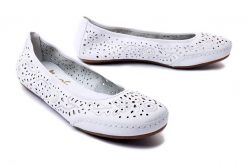 RIEKER 41460-80 white, baleriny damskie. Białe baleriny Rieker, w ażurowe wzory, z kauczuku, bez obcasa, bez zapięcia. Za 279.90 zł.