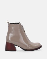 BEŻOWE BOTKI Z LAKIEROWANEJ SKÓRY 012507 74 TAUPE. Brązowe botki Venezia, bez wzorów, ze skóry, bez obcasa, bez zapięcia. Za 289.00 zł.