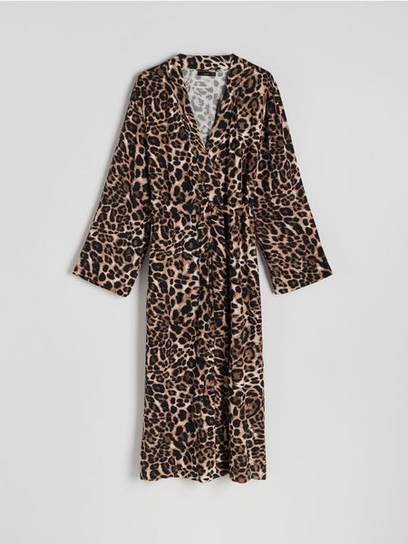 Szlafrok w zwierzęcy wzór - brązowy. Brązowe szlafroki damskie Reserved, l, bez wzorów, z wiskozy, bez ramiączek. W wyprzedaży za 99.99 zł.