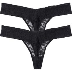Stringi (2 pary). Czarne stringi bonprix, bez wzorów, z koronki. Za 42.99 zł.