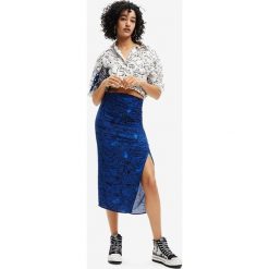 Desigual spódnica kolor granatowy midi prosta. Niebieskie spódnice Desigual, na co dzień, m, bez wzorów, z wiskozy, midi, proste. W wyprzedaży za 324.99 zł.