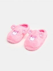 Pluszowe kapcie Care Bears - różowy. Czerwone kapcie Sinsay, bez wzorów. Za 25.99 zł.