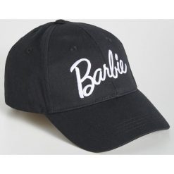 Czapka z daszkiem Barbie - Czarny. Czapki z daszkiem marki Sinsay. Za 24.99 zł.