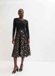 Sukienka z bożonarodzeniowym nadrukiem. Czarne sukienki bonprix, bez wzorów, eleganckie, bez kołnierzyka, bez ramiączek. Za 209.99 zł.