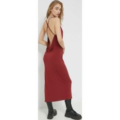 Abercrombie & Fitch sukienka kolor bordowy midi dopasowana. Czerwone sukienki Abercrombie & Fitch, l, bez wzorów, bez kołnierzyka, bez ramiączek, midi, dopasowane. W wyprzedaży za 324.99 zł.