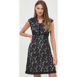 Morgan sukienka kolor granatowy mini prosta. Niebieskie sukienki Morgan, na co dzień, bez wzorów, z dzianiny, bez kołnierzyka, bez ramiączek, mini, proste. Za 359.99 zł.