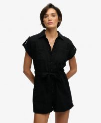 Superdry Kombinezon Utility z paskiem z bawełny organicznej – Czarny. Czarne kombinezony Superdry, na lato, bez wzorów, z bawełny, bez kołnierzyka, bez ramiączek, krótkie. Za 282.85 zł.
