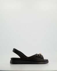 CZARNE SKÓRZANE SANDAŁY 07217-1 BLACK. Czarne sandały Venezia, bez wzorów, ze skóry, bez obcasa, bez zapięcia. Za 399.00 zł.