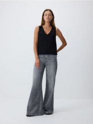 Bluzka o kroju kamizelki - czarny. Czarne bluzki Reserved, l, bez wzorów, z dzianiny, bez kołnierzyka, bez ramiączek. W wyprzedaży za 59.99 zł.