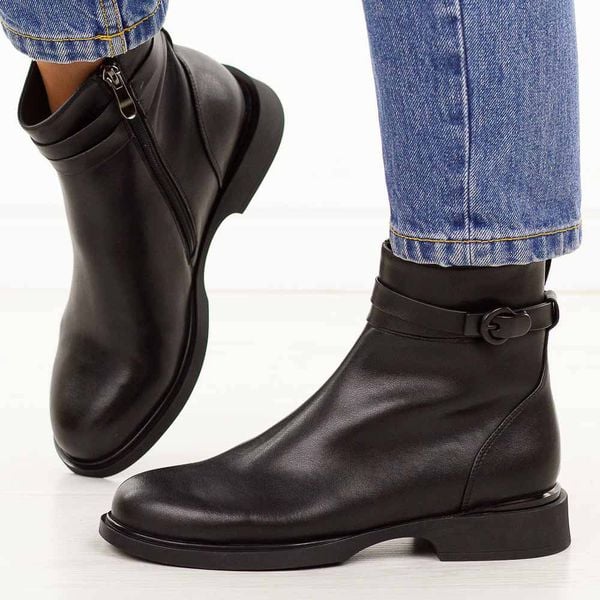 Czarne skórzane botki damskie Filippo Dbt7357/25. Czarne botki Filippo, bez wzorów, z jeansu, eleganckie, z okrągłym noskiem, bez obcasa, na płaskiej podeszwie, bez zapięcia. Za 399.00 zł.