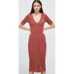 Calvin Klein Jeans sukienka J20J219068.9BYY kolor czerwony midi dopasowana. Czerwone sukienki Calvin Klein Jeans, l, z aplikacjami, z jeansu, bez kołnierzyka, bez ramiączek, midi, dopasowane. Za 399.99 zł.