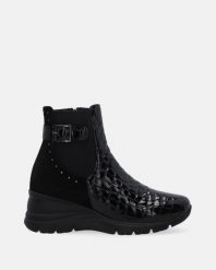 LAKIEROWANE BOTKI NA KOTURNIE 24018 501 BLACK. Czarne botki Venezia, bez wzorów, z lakierowanej skóry, bez obcasa, na koturnie, bez zapięcia. Za 299.00 zł.