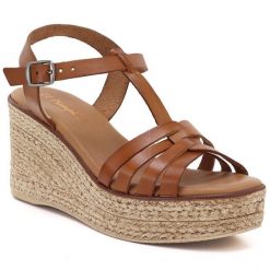 Skórzane sandały na koturnie camel El Pimpi 7002. Brązowe sandały El Pimpi, bez wzorów, ze skóry, eleganckie, bez obcasa, na koturnie, bez zapięcia. Za 309.99 zł.