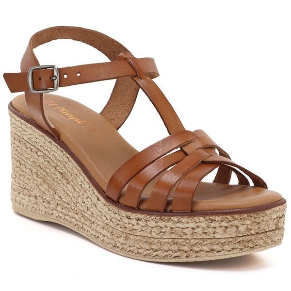 Skórzane sandały na koturnie camel El Pimpi 7002. Brązowe sandały El Pimpi, bez wzorów, ze skóry, eleganckie, bez obcasa, na koturnie, bez zapięcia. Za 309.99 zł.