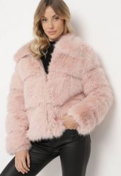 Różowa Futrzana Kurtka z Eleganckim Kołnierzem i Pikowanymi Przeszyciami Sinttiae. Czerwone kurtki Born2be, na zimę, l, bez wzorów, z futra, eleganckie, bez kaptura. W wyprzedaży za 132.99 zł.