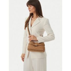 Torebka Guess. Brązowe listonoszki Guess, z aplikacjami, bez dodatków. Za 544.99 zł.