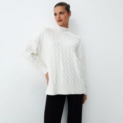 Biały sweter z warkoczowym splotem - Kremowy. Białe swetry Mohito, xl, bez wzorów, ze splotem, bez ramiączek. W wyprzedaży za 109.99 zł.