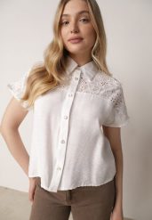 Biała Koszula z Wiskozy na Krótki Rękaw z Ażurowymi Wstawkami Kakara. Białe koszule Born2be, m, w ażurowe wzory, z jeansu, biznesowe, bez kołnierzyka, bez ramiączek. Za 79.99 zł.