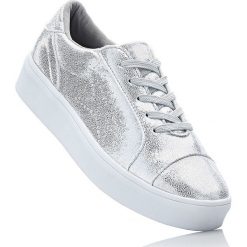 Sneakersy na podeszwie platformie bonprix srebrny. Buty sportowe lifestyle marki bonprix. Za 79.99 zł.