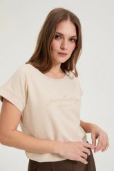 Bluzka z napisem beżowa. Brązowe bluzki MOODO, bez wzorów, z bawełny, bez kołnierzyka, bez ramiączek. Za 59.99 zł.