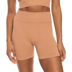 Spodenki turystyczne damskie Roxy Chill Out Seamless Biker. Brązowe szorty sportowe Roxy, bez wzorów, z materiału, z podwyższonym stanem, trekkingowe. Za 104.49 zł.