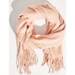 Szalik z frędzlami - Różowy. Czerwone szaliki i kominy Sinsay. Za 19.99 zł.