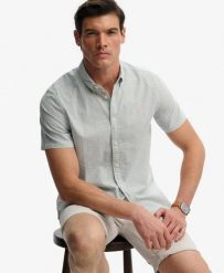 Superdry Klasyczna koszula seersucker krótki rękaw z bawełny organicznej. Białe koszule Superdry, m, bez wzorów, z bawełny, klasyczne, bez kołnierzyka, bez ramiączek. Za 277.10 zł.